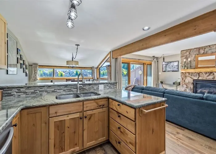 Vp-a105 Village Point 3br 3ba *